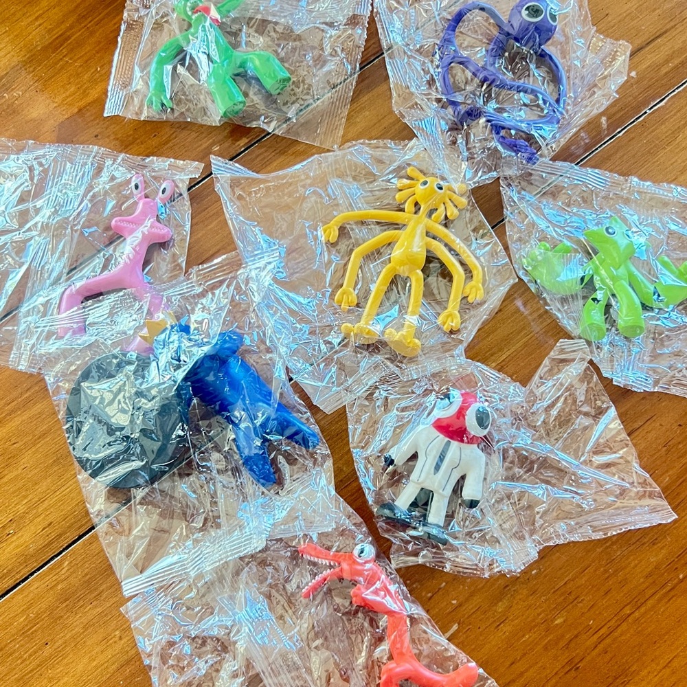 Yellow and Pink Action Figures Playset